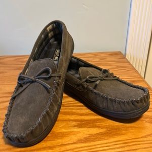 Men’s suede leather slippers.